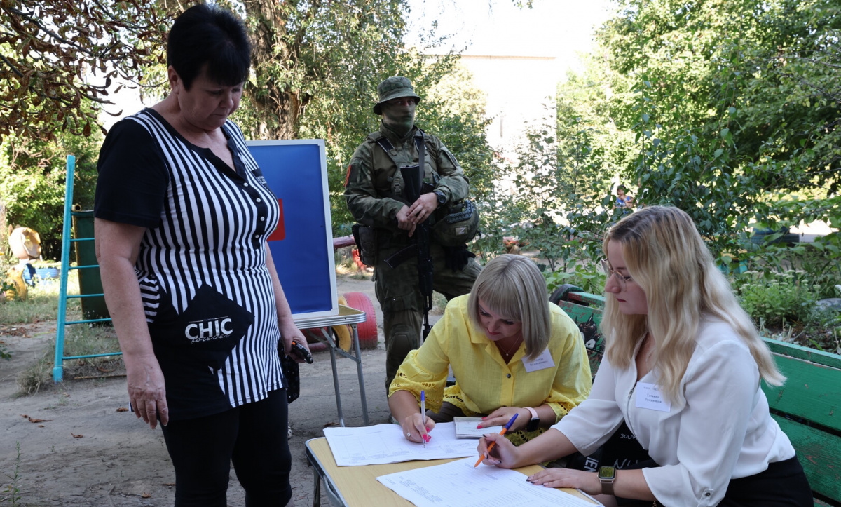 «Дострокове голосування» у Донецьку. Фото: «ДАН»
