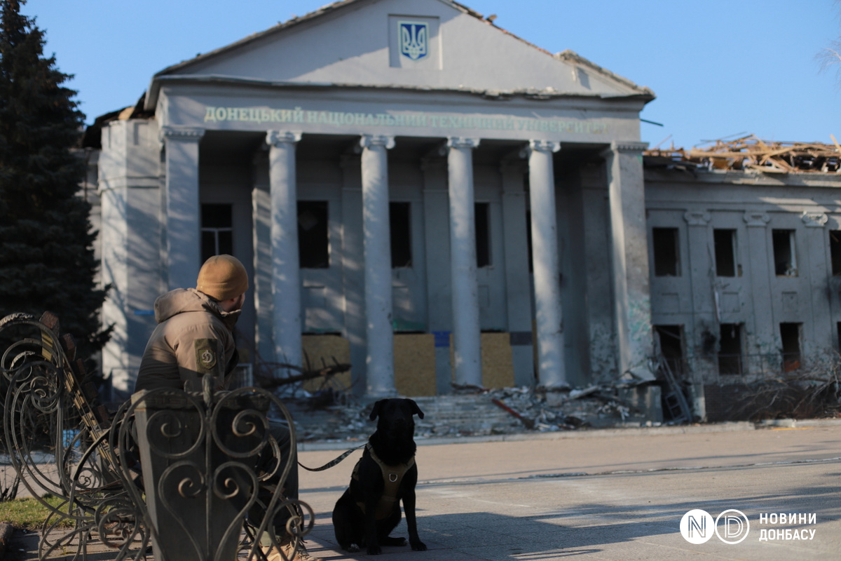 Здание Донецкого национального технического университета в Покровске было повреждено российскими обстрелами в феврале. Фото: Дарья Хрипкова / Новости Донбасса