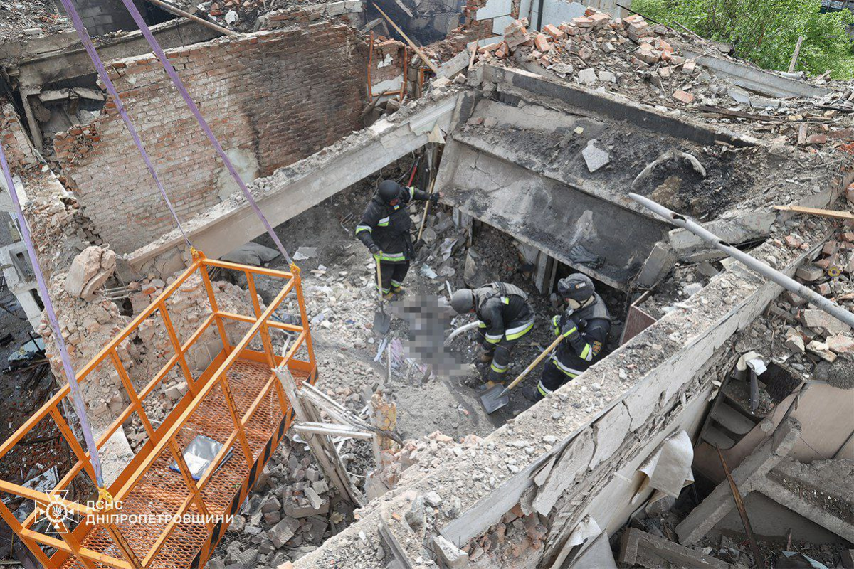 Рятувальники витягли тіло загиблої з-під завалів у Дніпрі