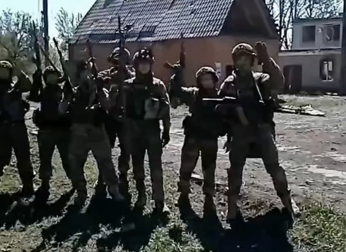 Російські військові у центральній частині Очеретиного. Кадр із відео