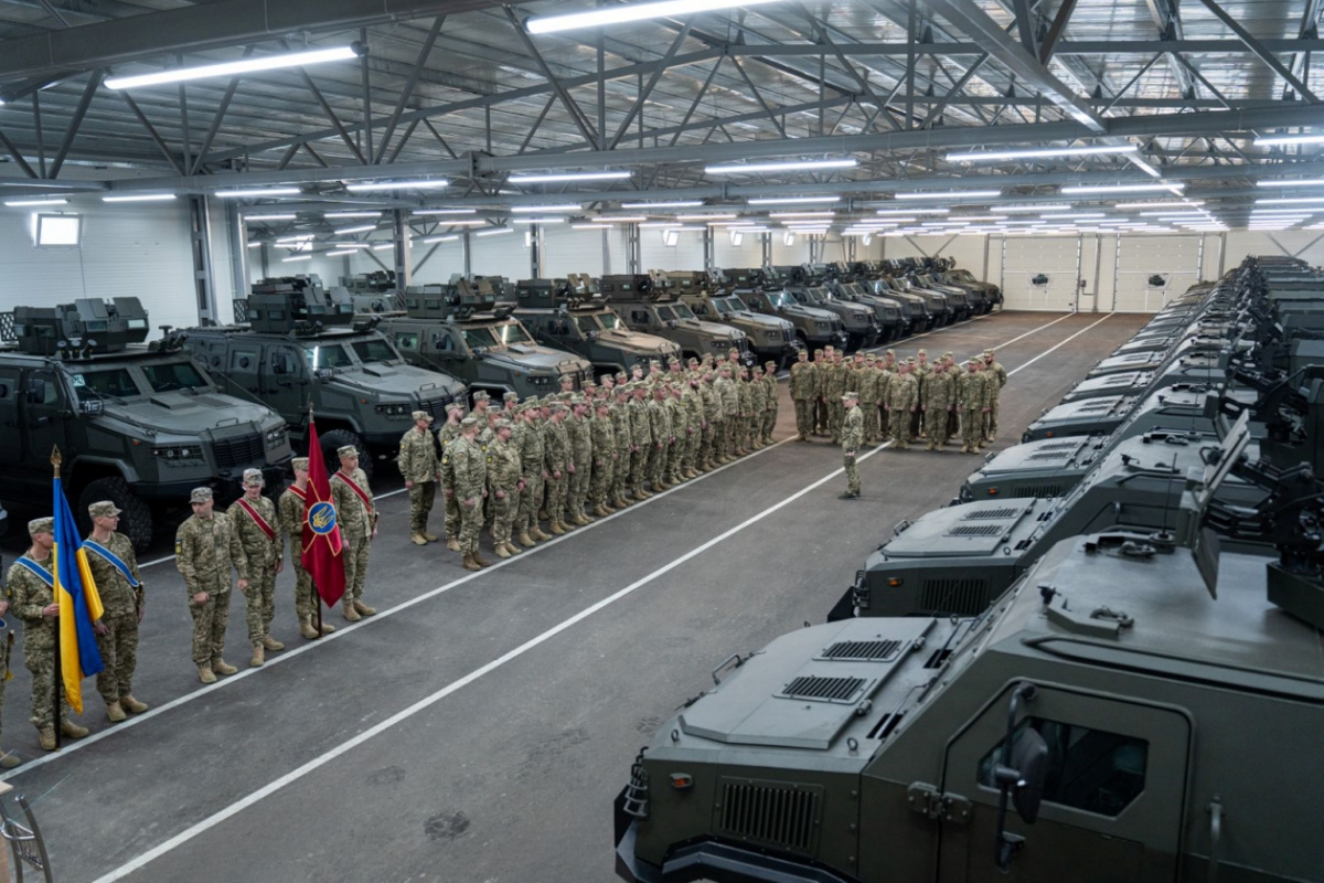 Военным 225-й ОШБ передали 40 новых бронемашин «Козак». Фото: Минобороны