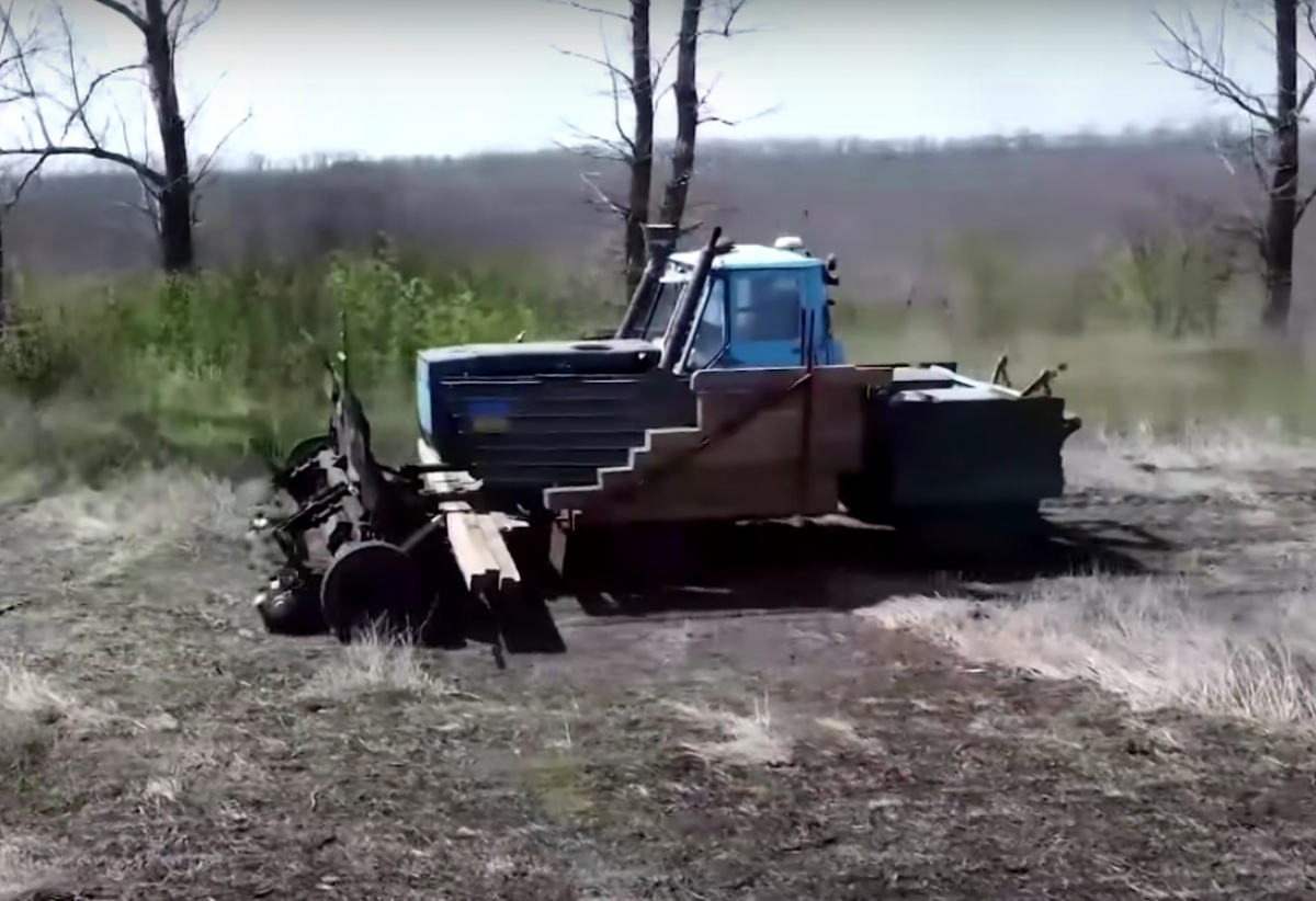 Трактор-демінер працює у Запорізькій області. Фото: кадр із відео