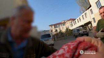 Эвакуация пожилых мужчин из Заречного и Ямполя. Фото: кадр из видео